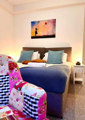 The Sand Bank - Flat 1, central Bournemouth apartment, sleeps 4, 7 min from the beach, pet friendly, parking, WIFI, kitchen and washer